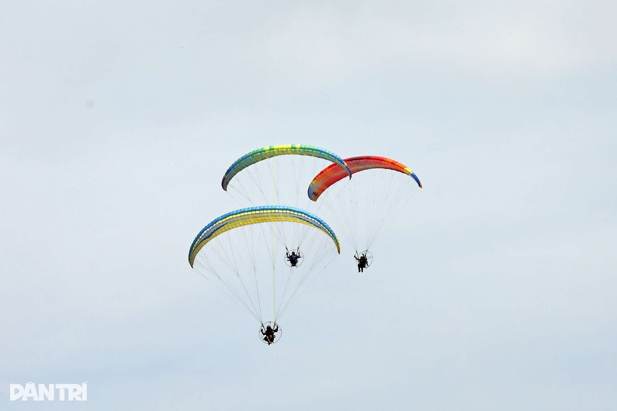 View - Dù lượn dùng động cơ 185 phân khối bay lượn, vần mây trên bầu trời hồ Tây | Báo Dân trí