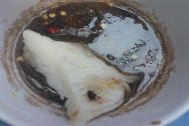 Kinh hoàng bún đậu mắm...ruồi!