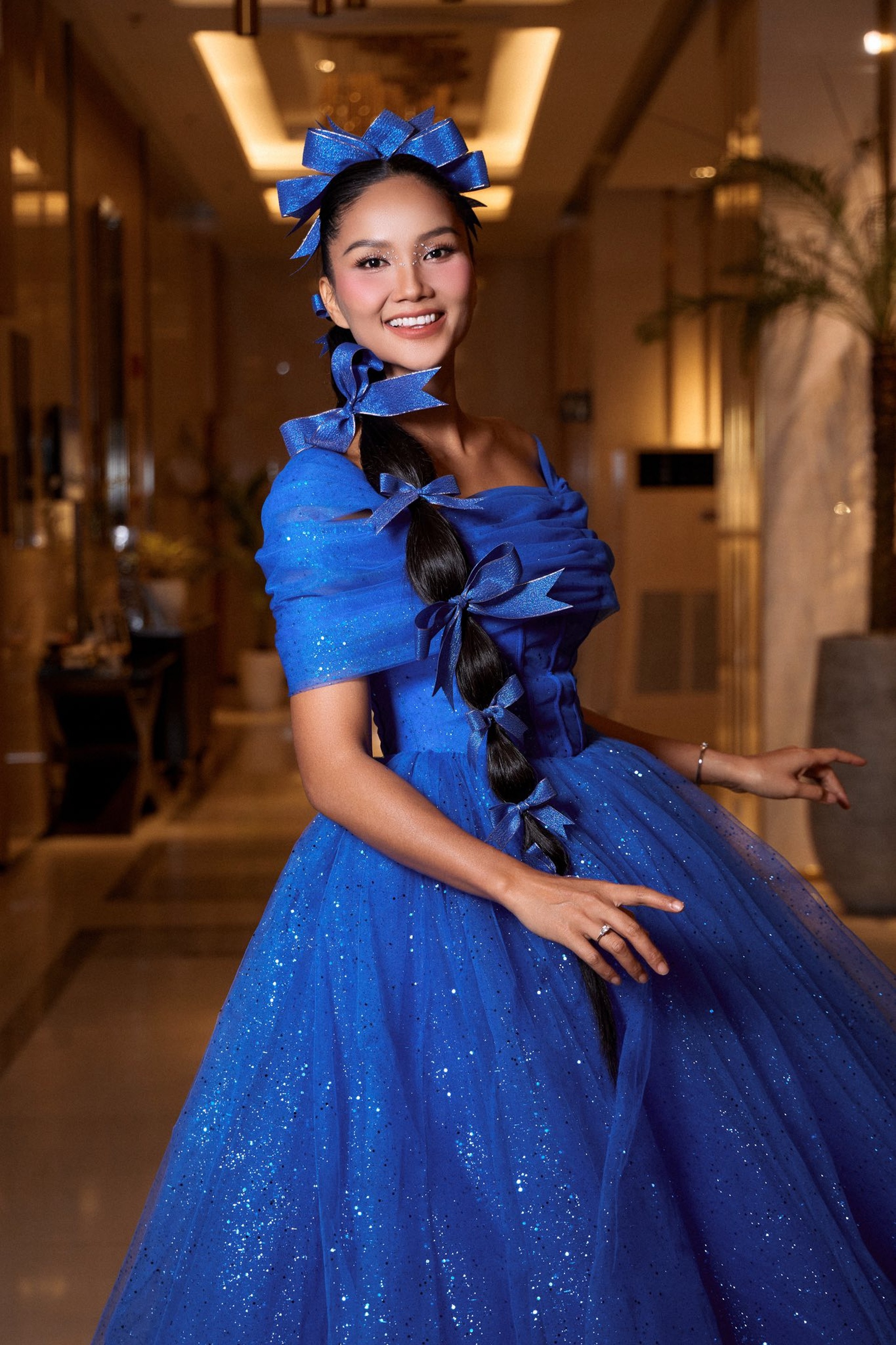 HHen Niê và loạt trang phục “giấu bụng” trước khi công bố tin vui - 9 HHen Niê và loạt trang phục “giấu bụng” trước khi công bố tin vui - 9