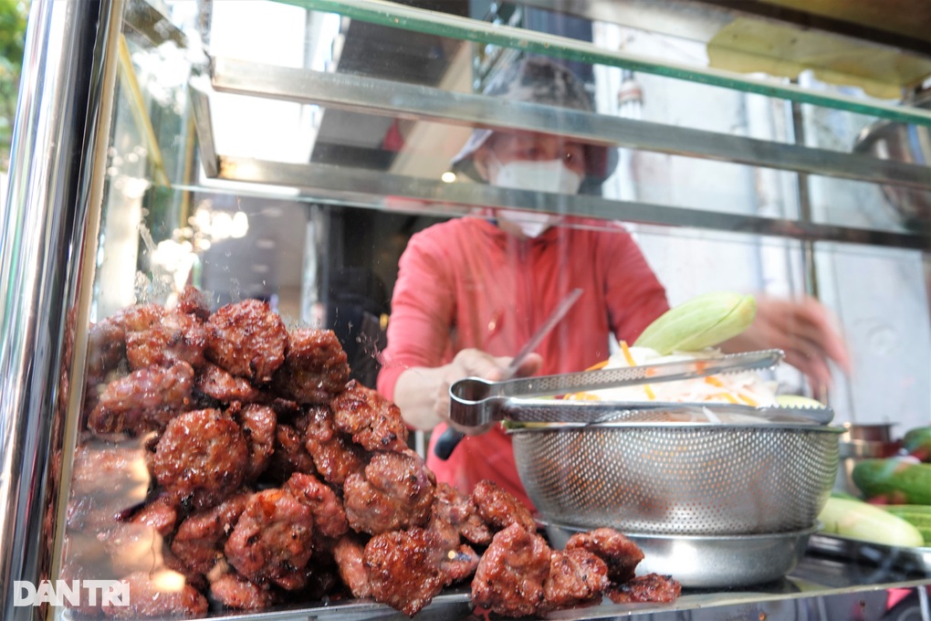 Bà chủ quán bánh mì vỉa hè tiết lộ lý do khách Tây xếp hàng dài chờ mua - 3