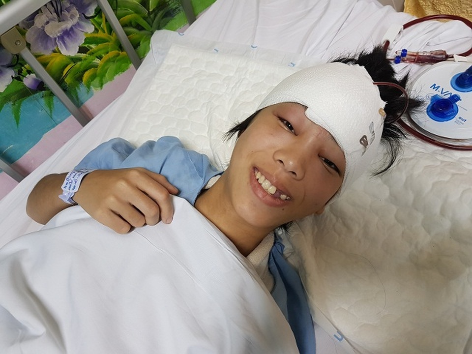 Người cha mù hát rong bật khóc khi con gái được phẫu thuật nhờ sự giúp đỡ của bạn đọc - 1 Người cha mù hát rong bật khóc khi con gái được phẫu thuật nhờ sự giúp đỡ của bạn đọc - 1