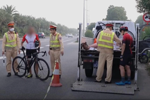 Ba "cua rơ" bị xử phạt vì đi vào làn đường cao tốc ở Hà Nội