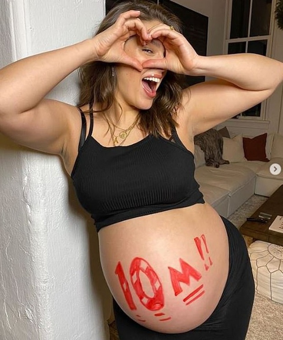 Ashley Graham khoe ảnh con mới sinh - 9