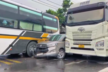 Cảnh sát dùng container và xe khách dừng ô tô chở nhóm trộm xe