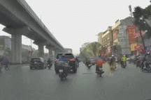 "Cắm mắt" vào điện thoại, thanh niên đi xe máy suýt lao vào xe sang