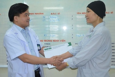 Bạn đọc giúp đỡ nữ điều dưỡng mắc ung thư gần 300 triệu đồng