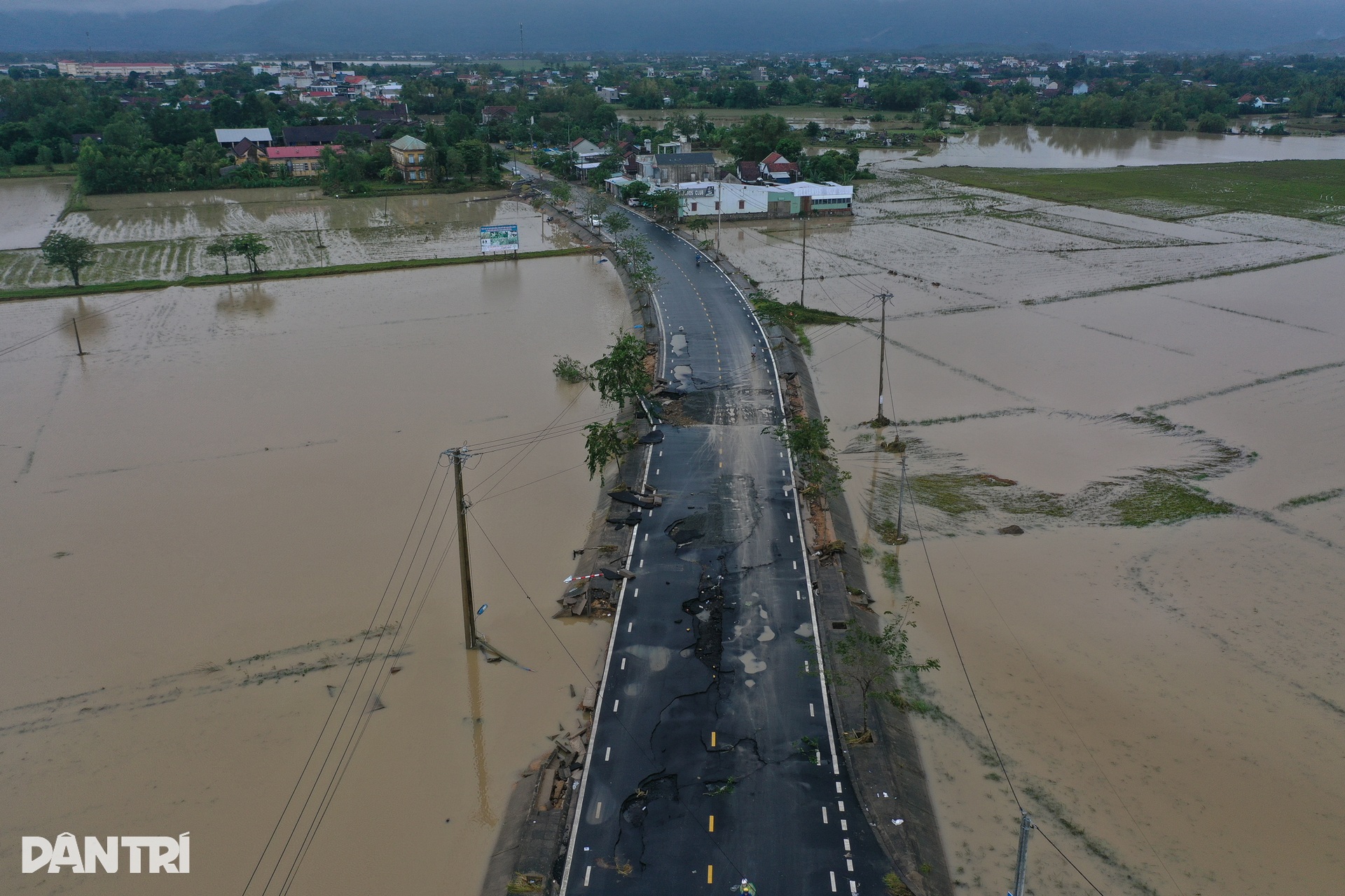 Bàng hoàng sau lũ dữ: Nhà cửa đổ sập, đường xá nứt toác - 14