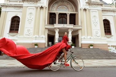 Hương Ly diện váy dài 10m, tạo dáng trước Nhà hát TPHCM gây chú ý