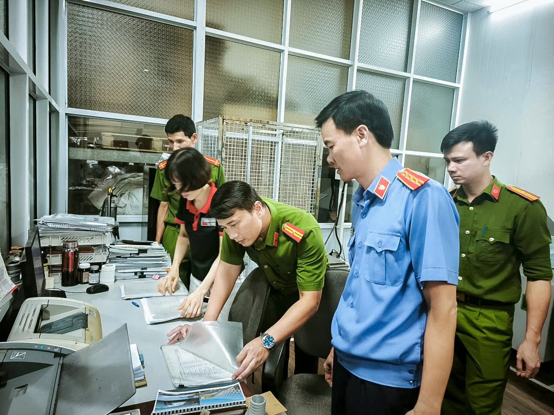 Đột kích nơi sản xuất hàng triệu bình chữa cháy giả theo kiểu tự nghĩ ra - 7 Đột kích nơi sản xuất hàng triệu bình chữa cháy giả theo kiểu tự nghĩ ra - 7