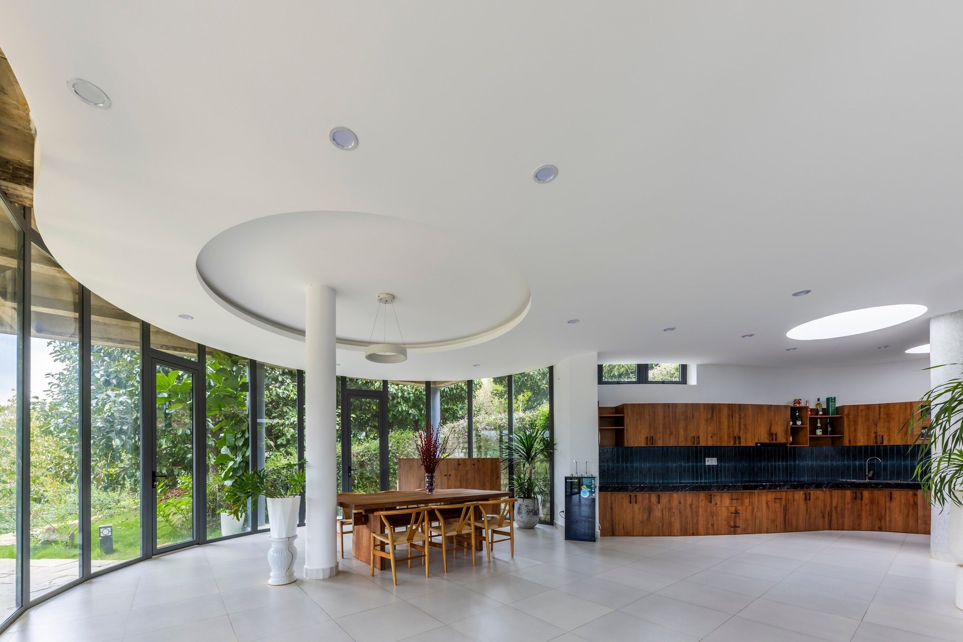 Nhà ở Lâm Đồng lấy cảm hứng từ dầm cầu, 4 mặt cửa kính ngập ánh sáng - 10 Nhà ở Lâm Đồng lấy cảm hứng từ dầm cầu, 4 mặt cửa kính ngập ánh sáng - 10