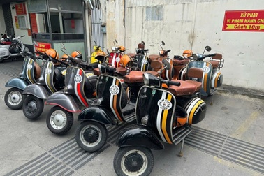 CSGT lập biên bản đoàn người chạy Vespa vượt đèn đỏ ở phường Sài Gòn