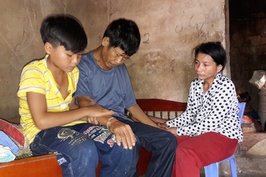 "Bố con sắp chết, nhà con hết gạo ăn, con phải nghỉ học thôi !..."