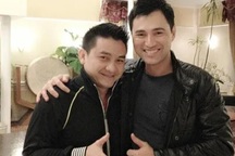 Ca sĩ Leon Vũ mang áo dài mặc cho diễn viên Anh Vũ khi nhận thi thể