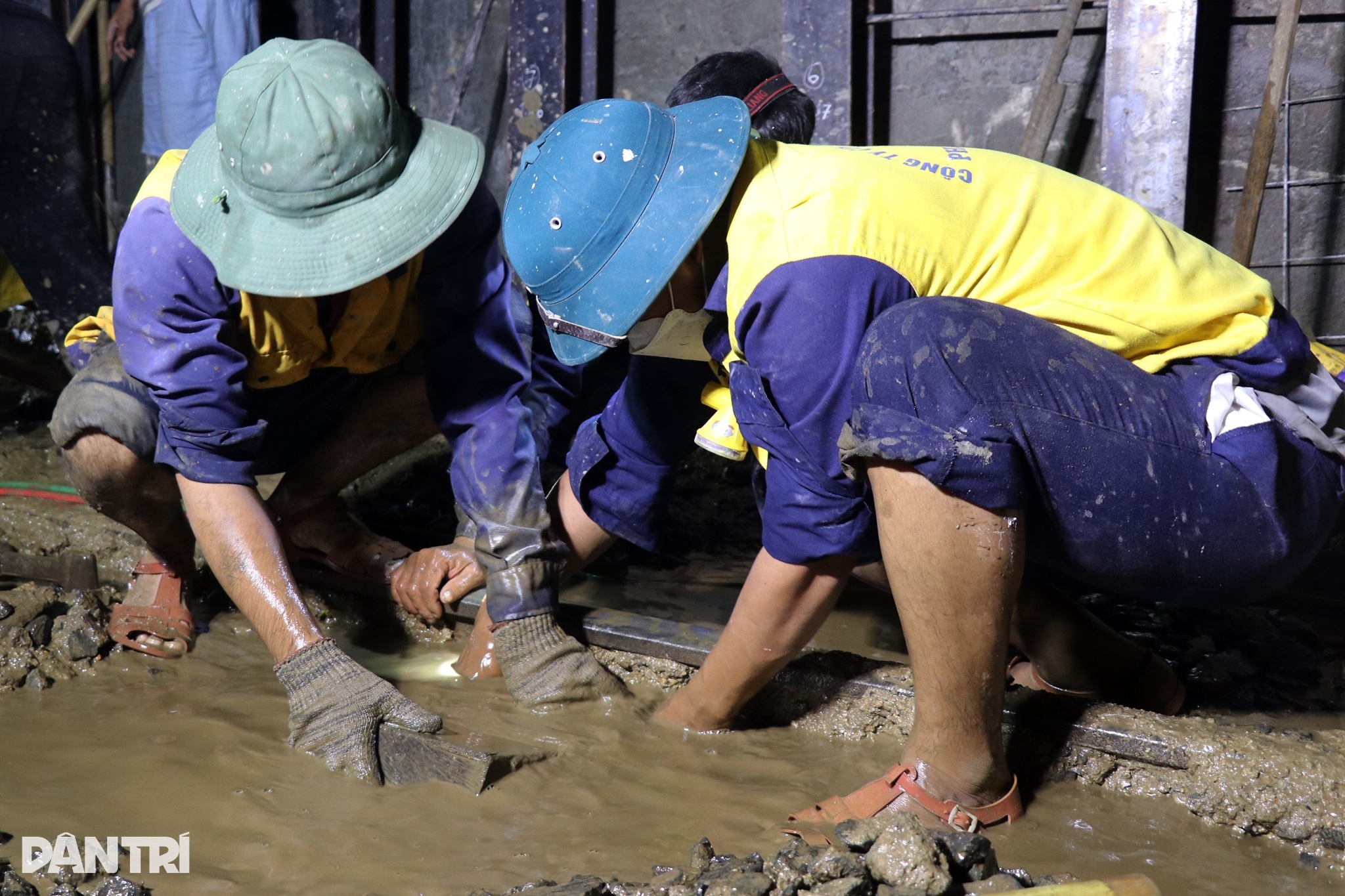 ឃើញដំបូលដែកបំបាក់ការបាក់ដីនៅផ្លូវរូងក្រោមដី Bai Gio - ៩ Xem vòm sắt vá điểm sạt lở trong hầm đường sắt Bãi Gió - 9