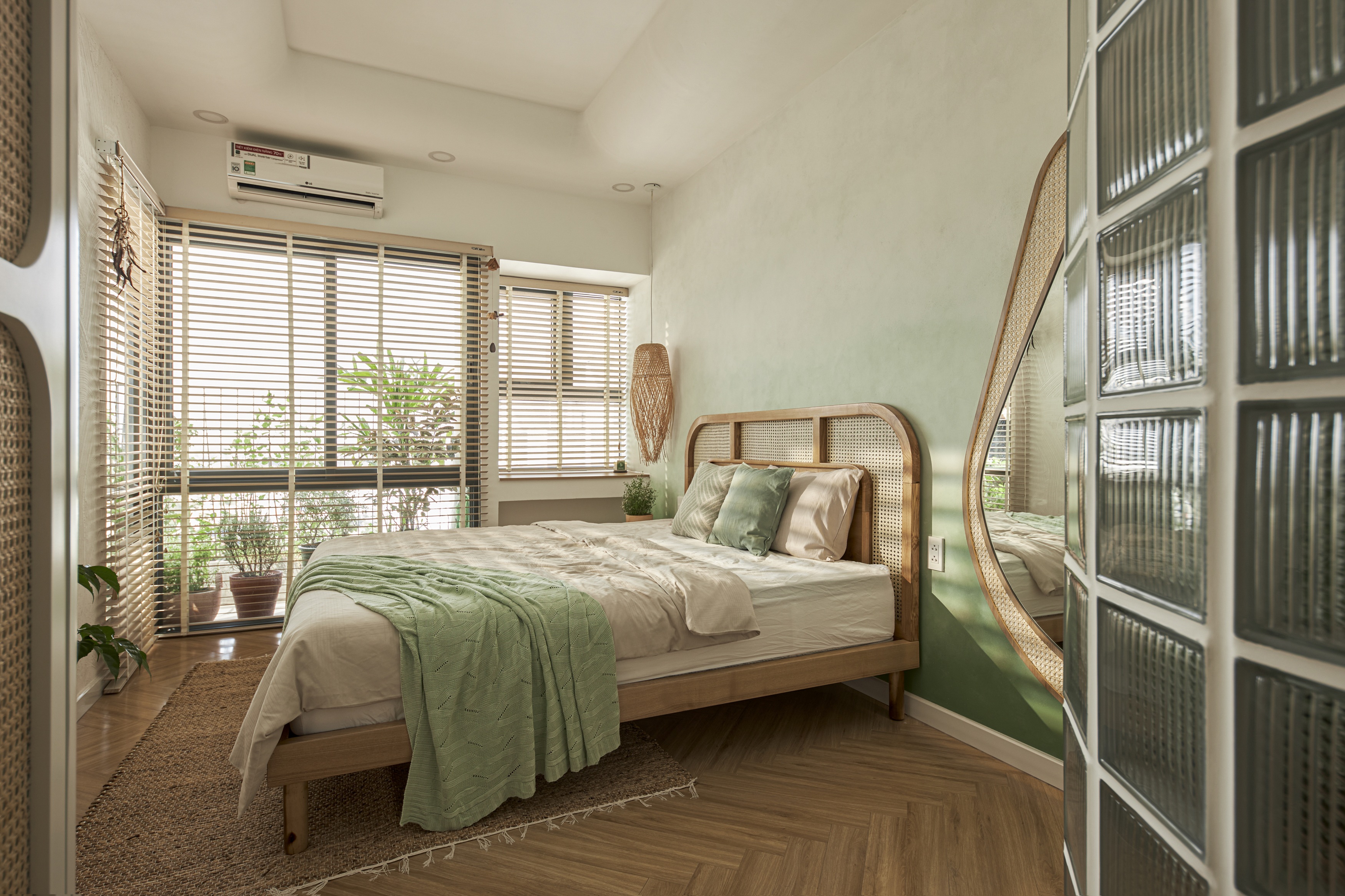 Độc đáo căn chung cư thông tầng, gia chủ chi bộn tiền... trồng cây trên bàn - 11 Độc đáo căn chung cư thông tầng, gia chủ chi bộn tiền... trồng cây trên bàn - 11