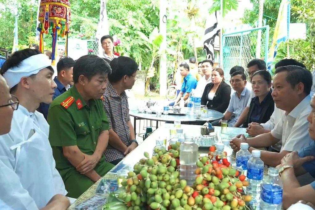 Vụ 2 vợ chồng tử vong do tai nạn: 2 con thơ được nhận đỡ đầu - 1 Vụ 2 vợ chồng tử vong do tai nạn: 2 con thơ được nhận đỡ đầu - 1