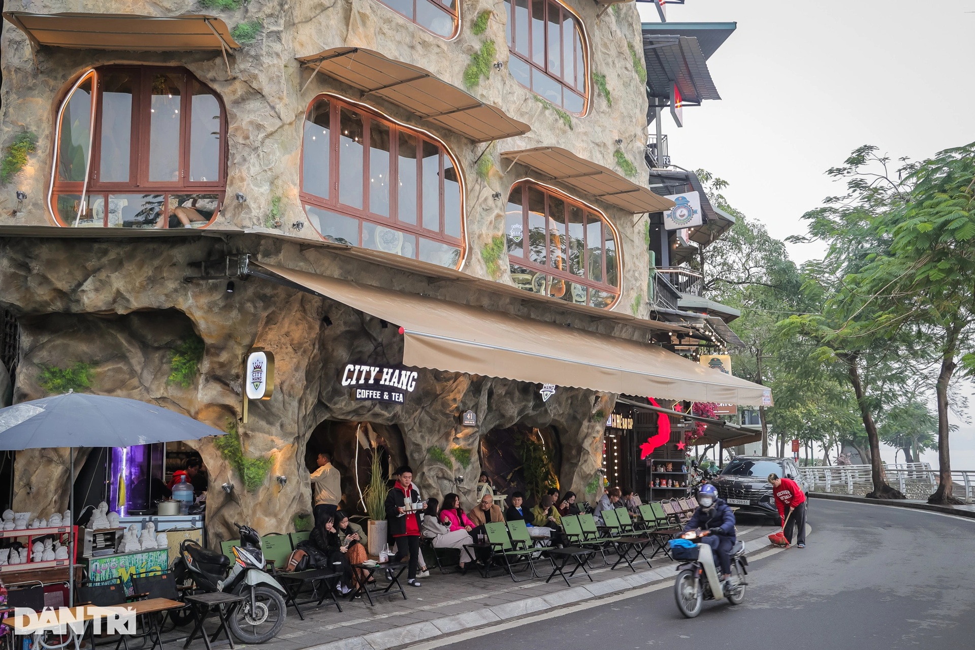 Hà Nội: Quán cà phê trong hang động độc đáo, khách xếp hàng dài trải nghiệm - 1