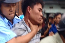 Đang bị trật tự phường đánh thì... lăn ra ngủ?!