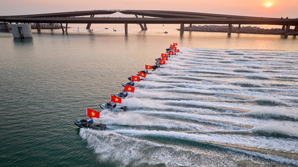 Màn bay lượn ấn tượng trên mặt biển Phú Quốc của á quân flyboard thế giới - 2 Màn bay lượn ấn tượng trên mặt biển Phú Quốc của á quân flyboard thế giới - 2