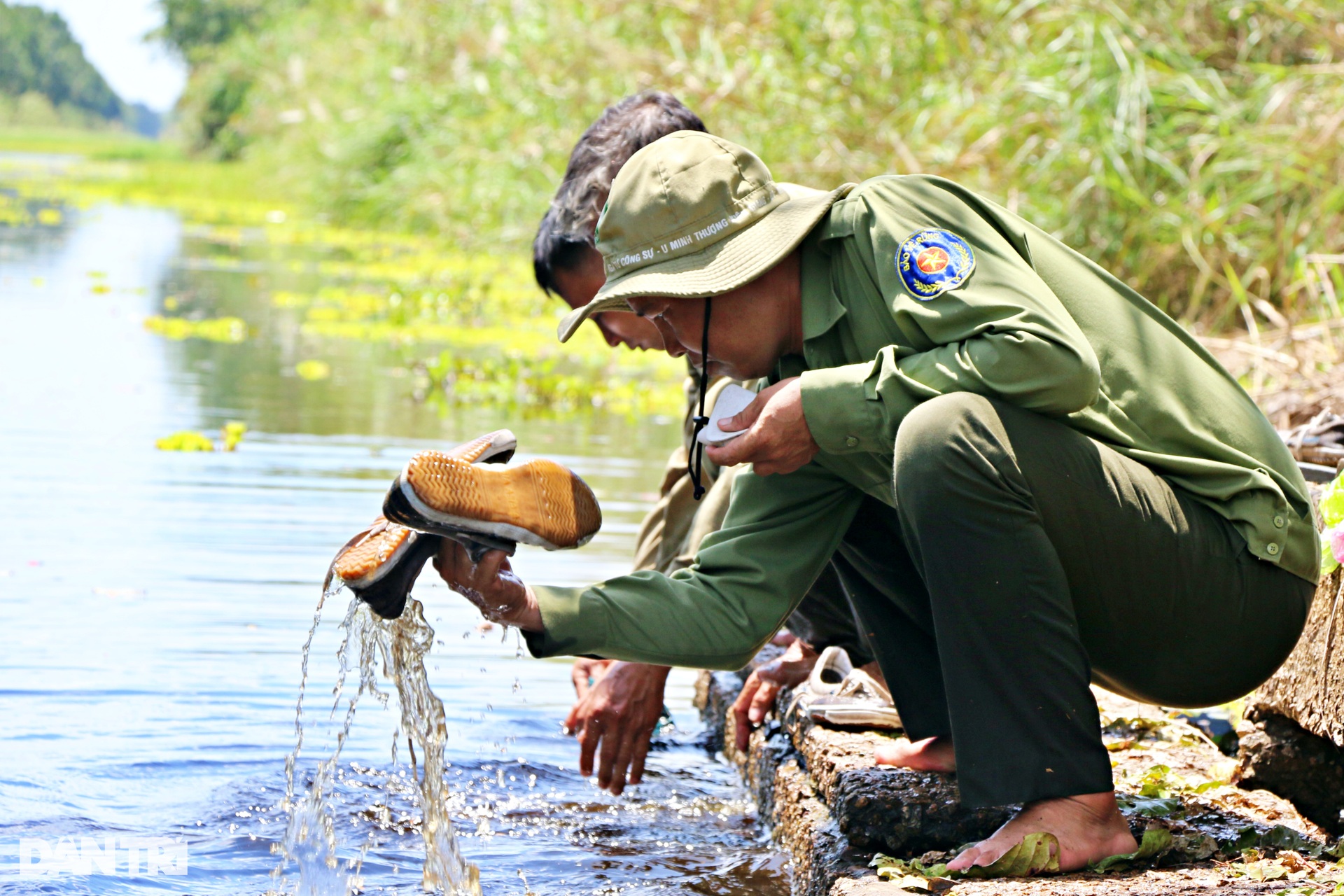 Straining to guard against fire to preserve treasures in U Minh Thuong forest - 11