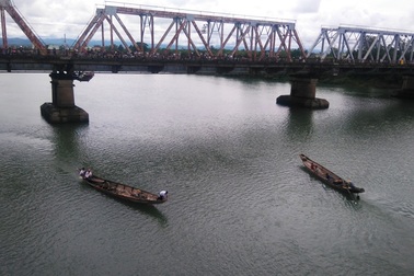 Tìm kiếm thi thể phụ nữ nhảy sông Thạch Hãn tự tử