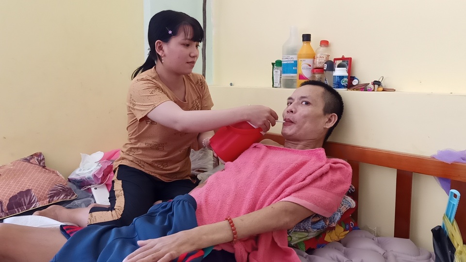 Xót xa cảnh người cha trẻ nằm liệt giường, hai con nhỏ mờ mịt tương lai - 2 Xót xa cảnh người cha trẻ nằm liệt giường, hai con nhỏ mờ mịt tương lai - 2