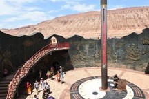 Nơi 81 độ C đế giày đi ngoài đường chảy nhựa, du khách vẫn tấp nập ghé thăm