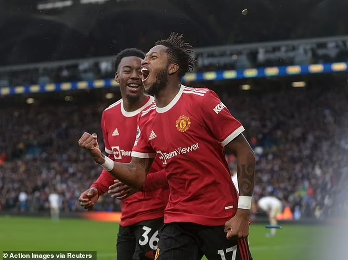 Bị ném vật thể lạ vào đầu, sao trẻ Man Utd đáp trả bằng cái kết ngọt ngào - 1 Bị ném vật thể lạ vào đầu, sao trẻ Man Utd đáp trả bằng cái kết ngọt ngào - 1