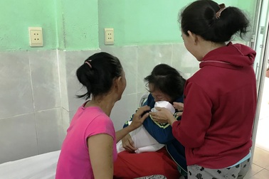 Bé gái 1 tháng tuổi tử vong nghi do bị… cha đè