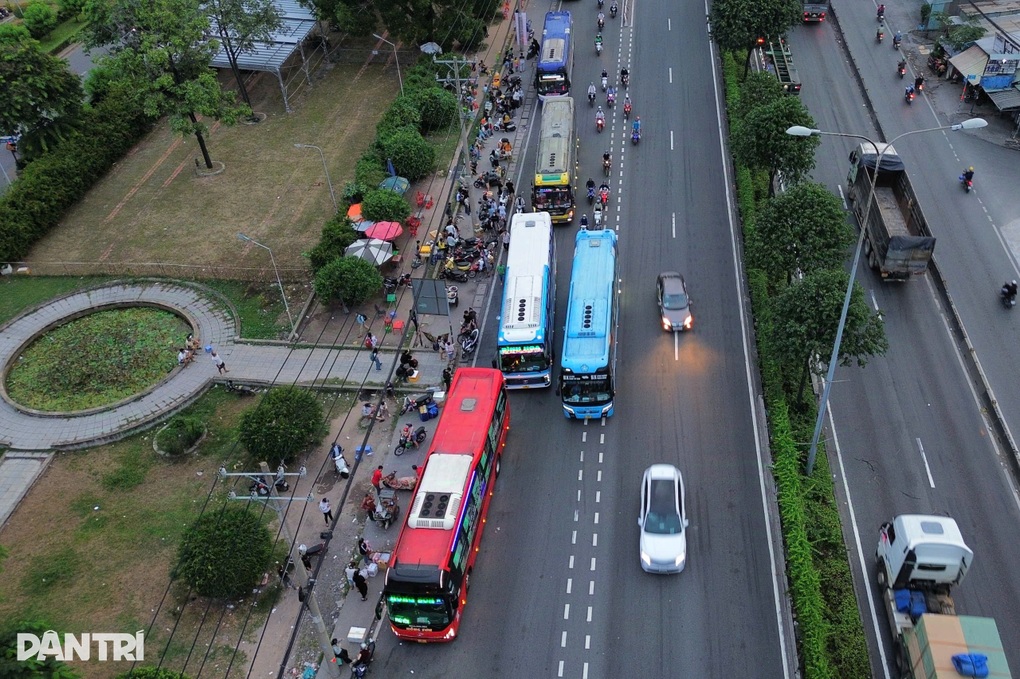 Xe dù dàn hàng đón khách, xe máy phải luồn lách vào làn ô tô ở TPHCM