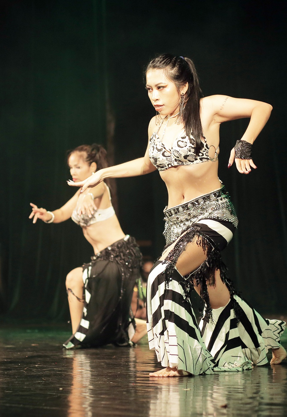 Ngắm đường cong quyến rũ của các vũ công bellydance - 10 Ngắm đường cong quyến rũ của các vũ công bellydance - 10