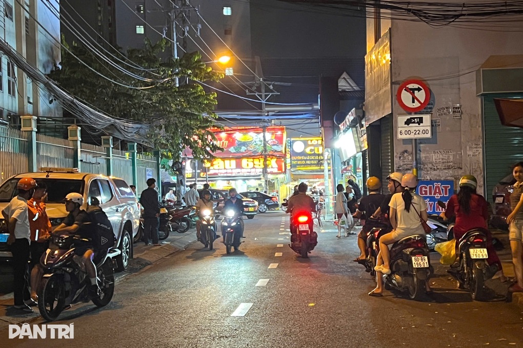 Tài xế xe ôm đâm chủ quán nước ở TPHCM vì mâu thuẫn xin nước đá - 2 Tài xế xe ôm đâm chủ quán nước ở TPHCM vì mâu thuẫn xin nước đá - 2