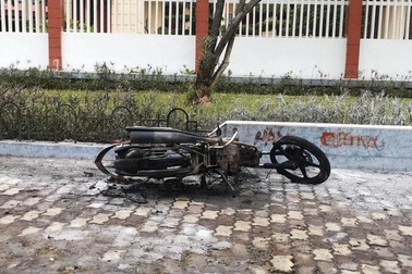 Vi phạm giao thông, "cù nhây" đốt luôn xe máy: Đừng đùa với luật pháp!