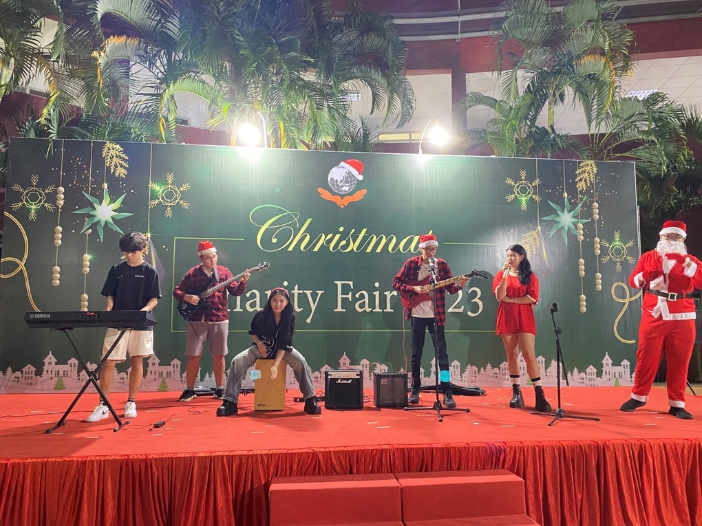 Giáng sinh ý nghĩa tại hội chợ từ thiện Trường Quốc tế Singapore - 2 Giáng sinh ý nghĩa tại hội chợ từ thiện Trường Quốc tế Singapore - 2