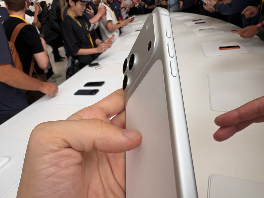 Trên tay iPhone Air siêu mỏng và iPhone 17 Pro thiết kế mới - 12 Trên tay iPhone Air siêu mỏng và iPhone 17 Pro thiết kế mới - 12