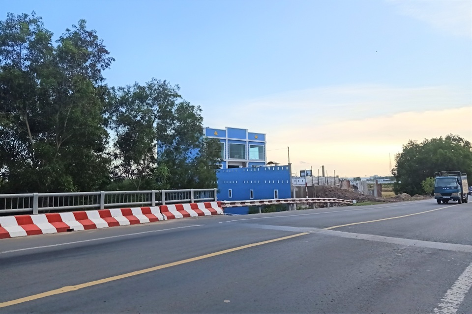 Căn nhà màu xanh không phép ngang nhiên mọc bất chấp xử phạt - 1 Căn nhà màu xanh không phép ngang nhiên mọc bất chấp xử phạt - 1