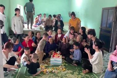 Cụ bà U90 đón sinh nhật bên 2 bạn già, video tình bạn hút 2 triệu lượt xem