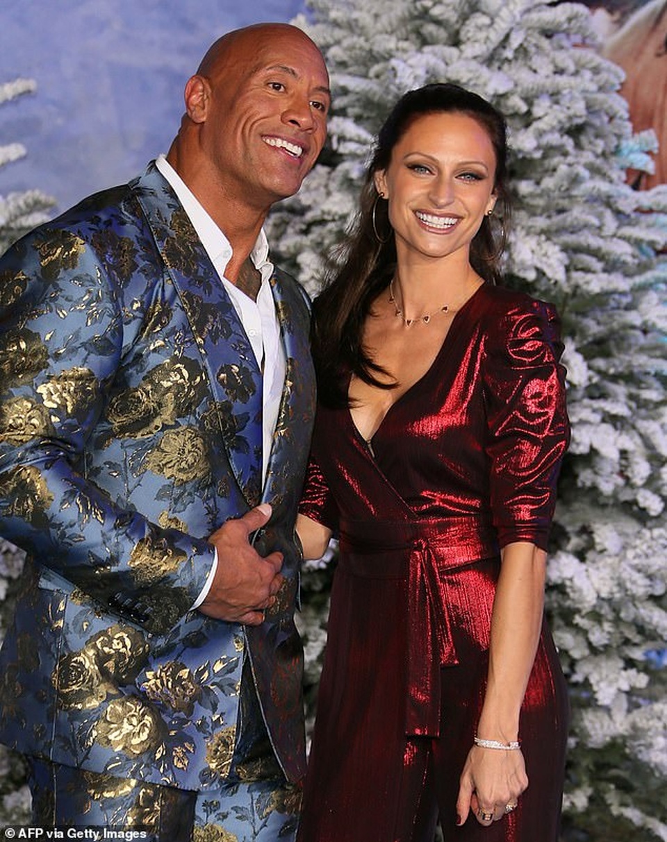 Vua bọ cạp Dwayne Johnson hôn vợ trên thảm đỏ - 7 Vua bọ cạp Dwayne Johnson hôn vợ trên thảm đỏ - 7