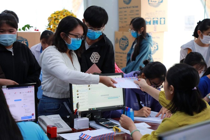 TP Hồ Chí Minh nhiều trường đại học công bố kết quả xét tuyển bằng phương thức học bạ - Ảnh 1.