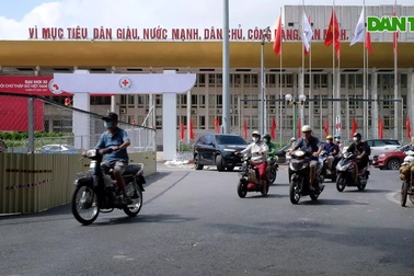 Cận cảnh rào chắn đường Trần Hưng Đạo phục vụ thi công ga ngầm S12 ở Hà Nội