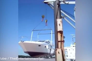 Khoảng khắc du thuyền triệu đô trượt khỏi dây cáp chìm nghỉm xuống nước