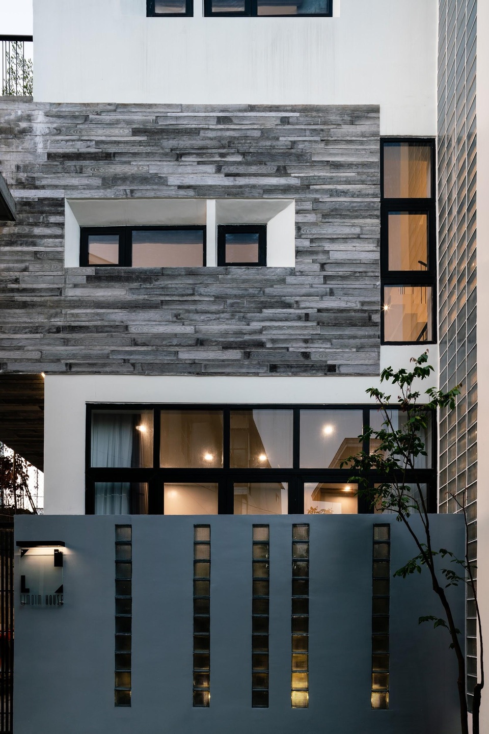 Ngôi nhà ở Sài Gòn xây trên đất méo gây ấn tượng vì thiết kế đẹp không ngờ - 5