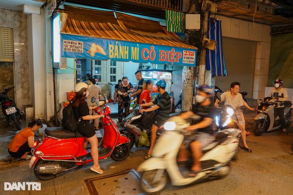 The owner of a 40-year-old bread shop reveals the secret to selling 2,000 loaves/day - 1