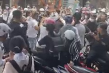 Học sinh nam nữ đánh nhau tơi bời sau buổi học cuối cùng ở trường