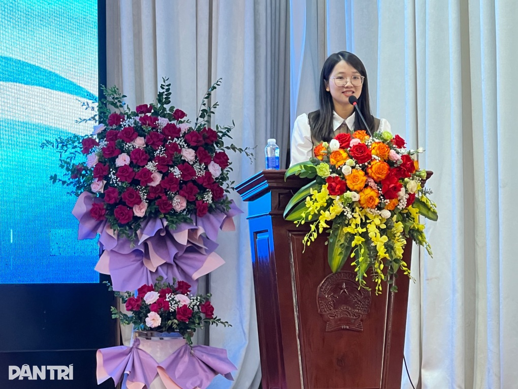 Tiếng nói của những nhà văn trẻ về dòng chảy 50 năm văn học Việt Nam - 2 Tiếng nói của những nhà văn trẻ về dòng chảy 50 năm văn học Việt Nam - 2