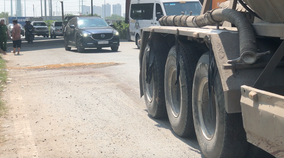 Người đàn ông bị cuốn vào gầm xe bồn tại điểm đen tai nạn, tử vong - 2 Người đàn ông bị cuốn vào gầm xe bồn tại điểm đen tai nạn, tử vong - 2