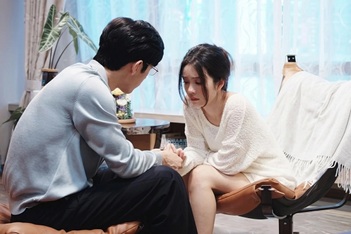 Nói dối để đi công tác với sếp, tôi bị vợ sếp phát hiện, cả công ty bàn tán