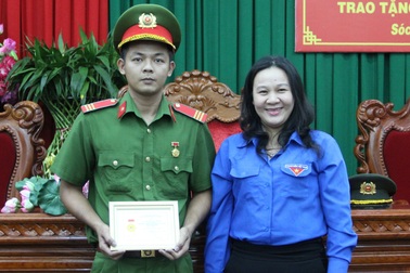 Chiến sĩ công an Sóc Trăng nhận huy hiệu Tuổi trẻ dũng cảm
