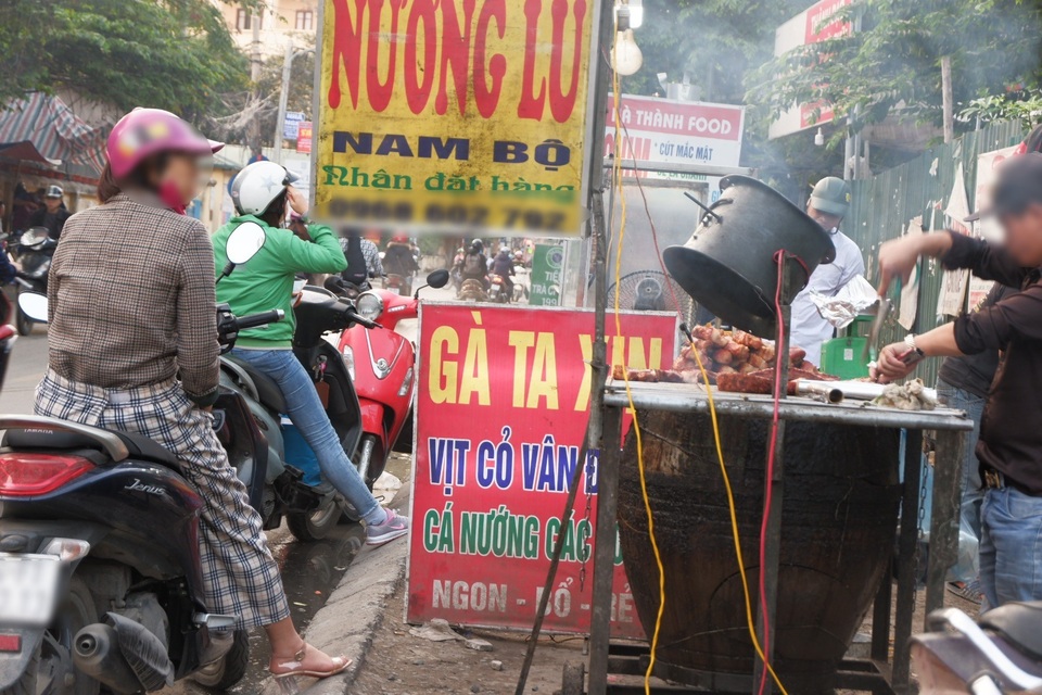 Nghịch lý của người Việt: Sốt sắng mua khẩu trang vì ô nhiễm, thản nhiên ăn uống ở lề đường đầy bụi - 10 Nghịch lý của người Việt: Sốt sắng mua khẩu trang vì ô nhiễm, thản nhiên ăn uống ở lề đường đầy bụi - 10