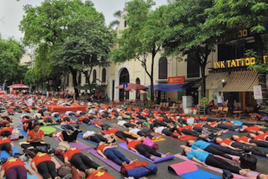 Hàng trăm người nằm ở phố đi bộ Hồ Gươm, quận Hoàn Kiếm nói gì?